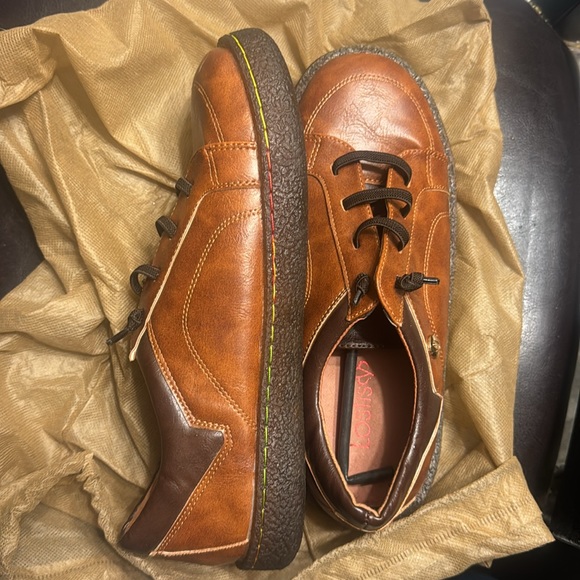 Comfortable shoes for hanging out, walking around for all errands. - Picture 2 of 5